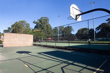 Roseville Park tennis courts hitting wall / basketball hoop