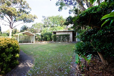 Loyal Henry Park tennis shelter and toilets