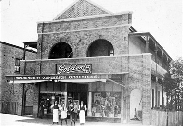 O Andersons shop Gordon ca 1924