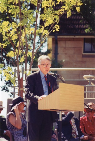 Hugh-Mackay-at-Gordon-library-then-and-recently-1993-and-2023.jpg