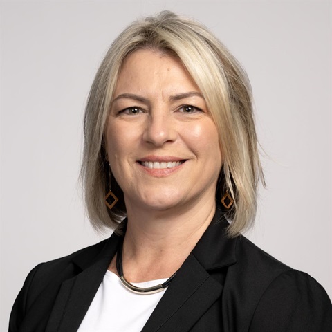 Angela-Apostol-portrait